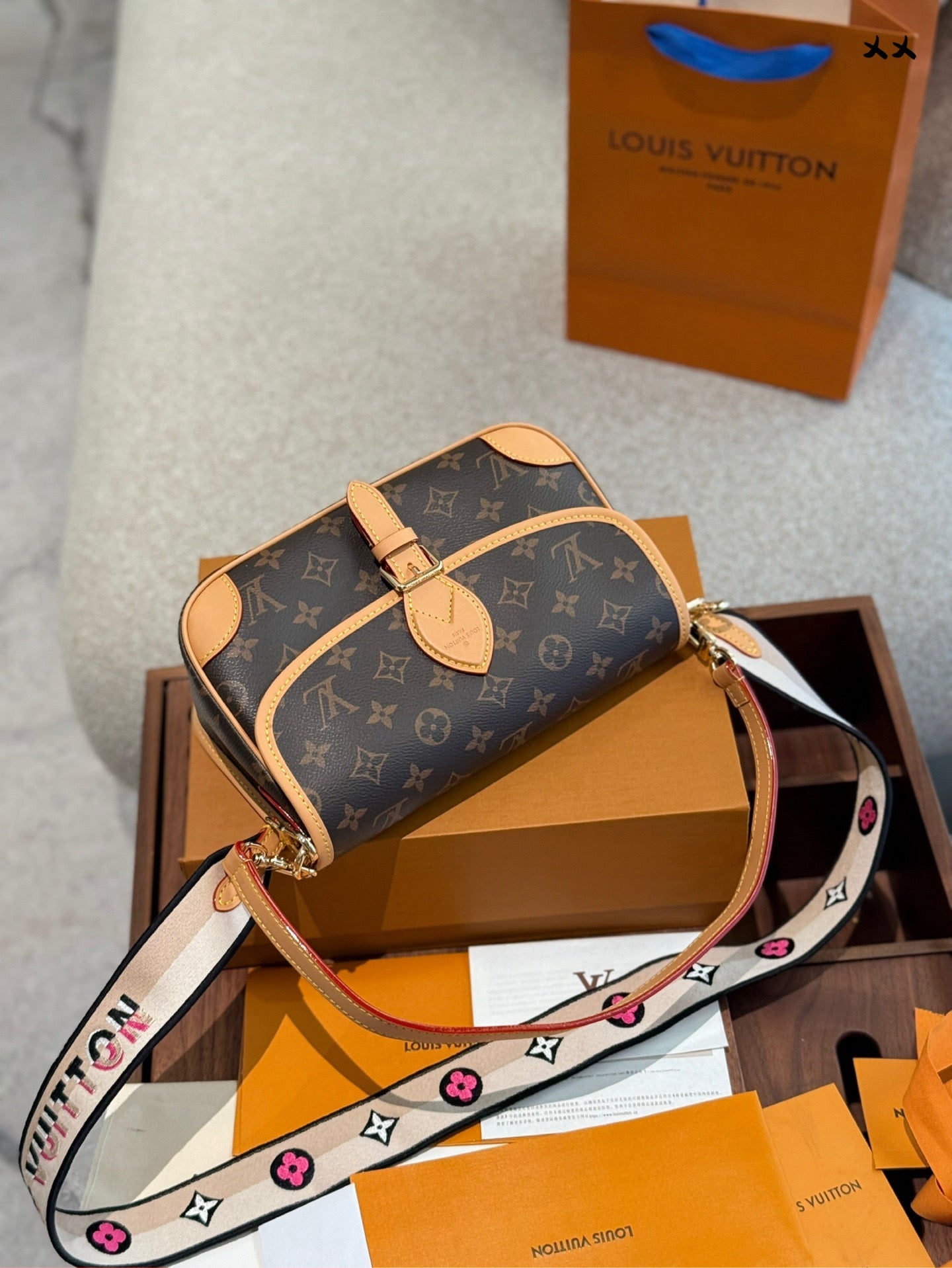 LOUIS VUITTON- Diane