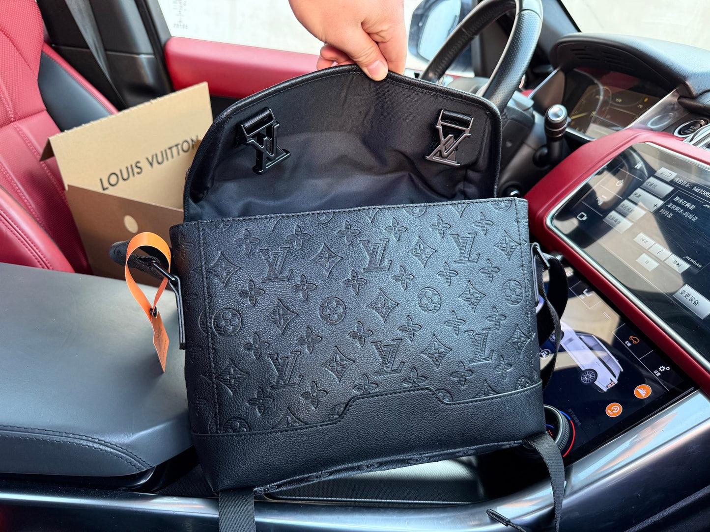 LOUIS VUITTON- Men’s Messenger voyager bag