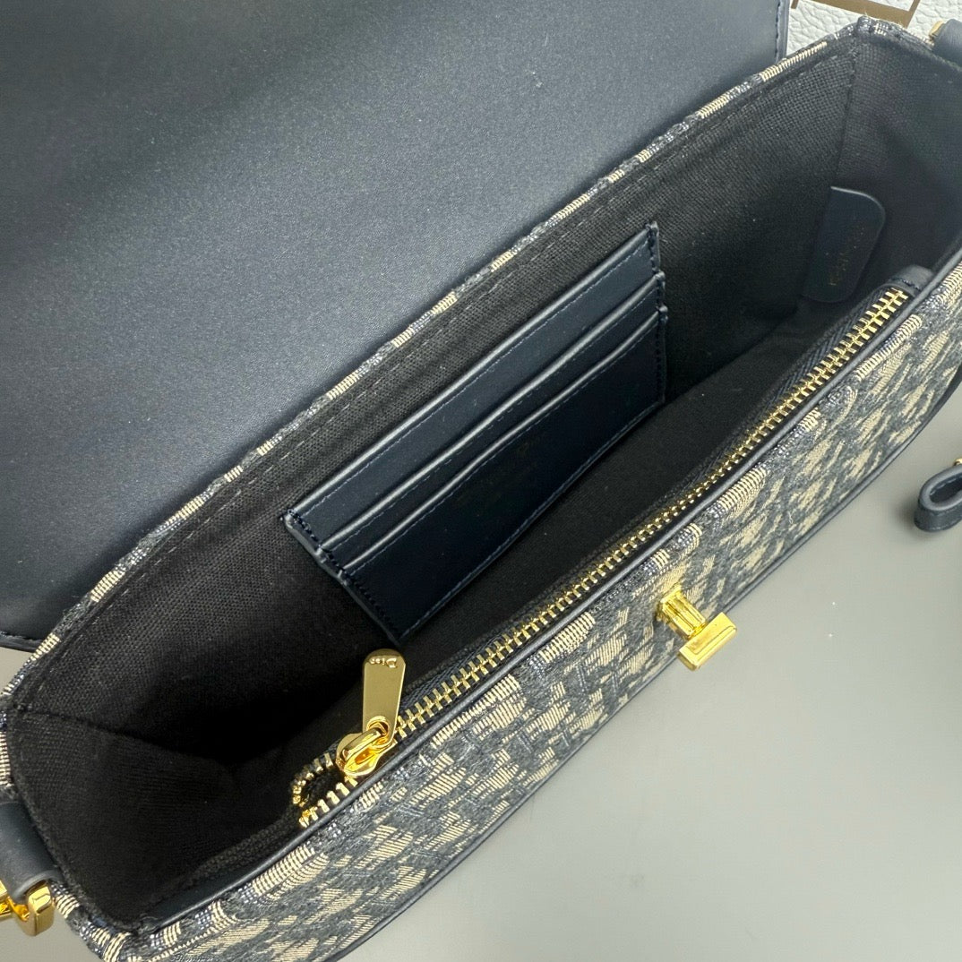 DIOR - 30 montaigne avenue east-west