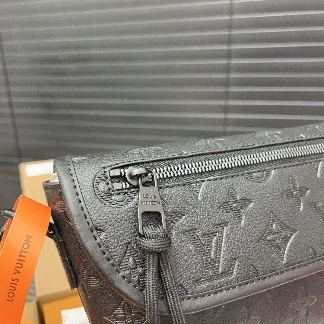LOUIS VUITTON- Men’s Pulse bag