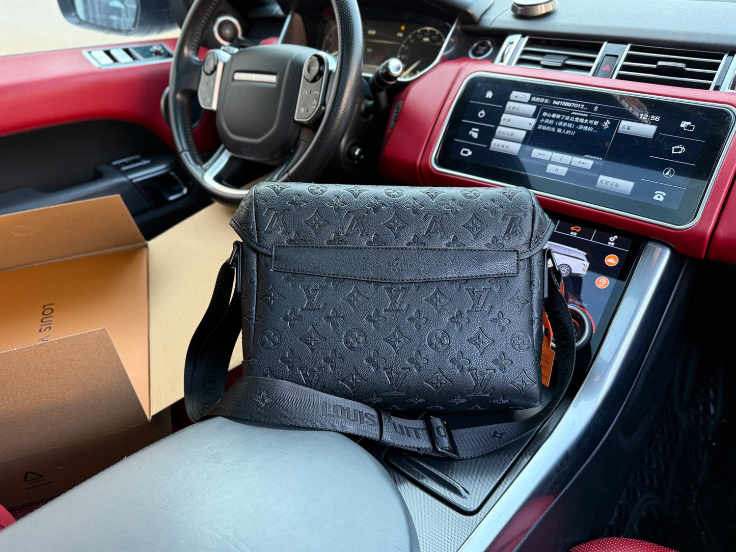 LOUIS VUITTON- Men’s Messenger voyager bag
