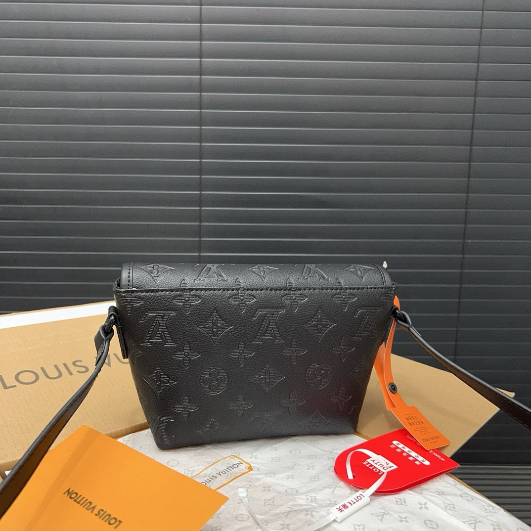 LOUIS VUITTON- Men’s Pulse bag