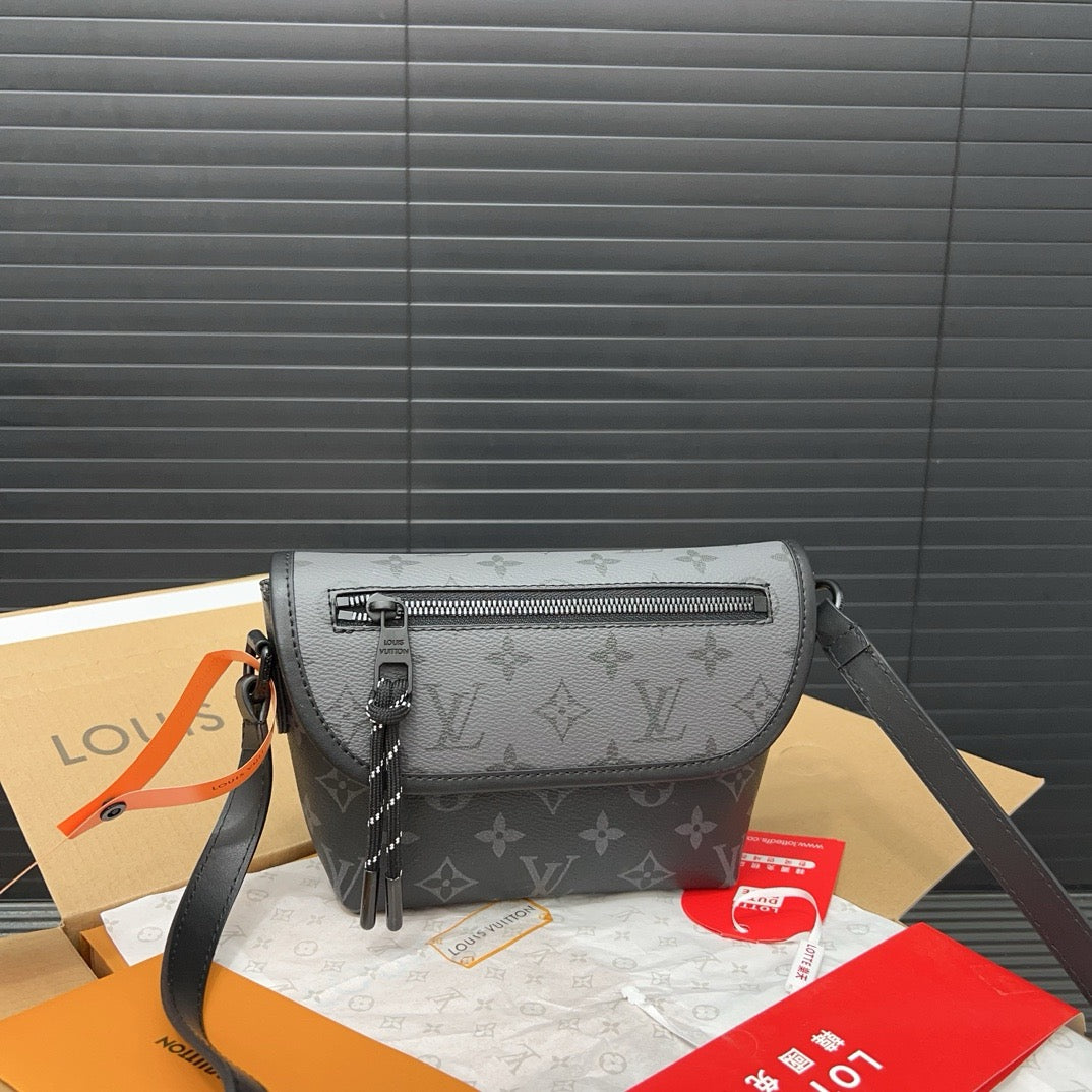 LOUIS VUITTON- Men’s Pulse bag