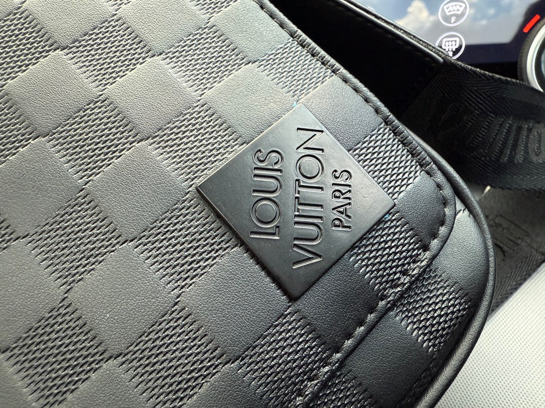 LOUIS VUITTON- Men’s Cross bag