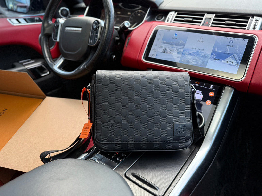 LOUIS VUITTON- Men’s Cross bag