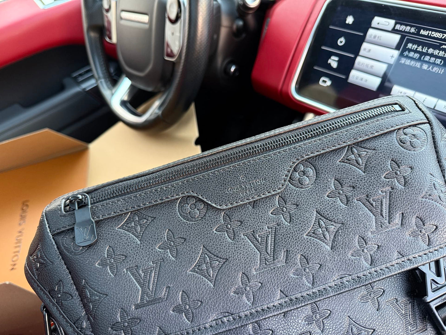 LOUIS VUITTON- Men’s Messenger voyager bag