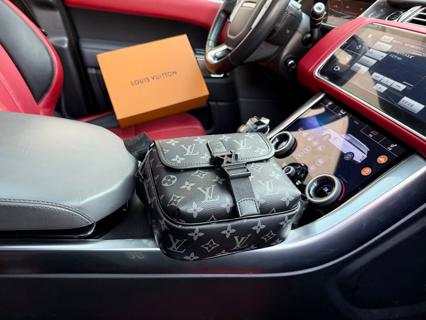 LOUIS VUITTON- Men’s Retro bag