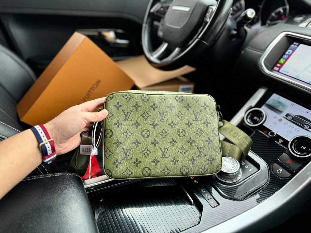 LOUIS VUITTON- Men’s Monogram Eclipse Reverse bag