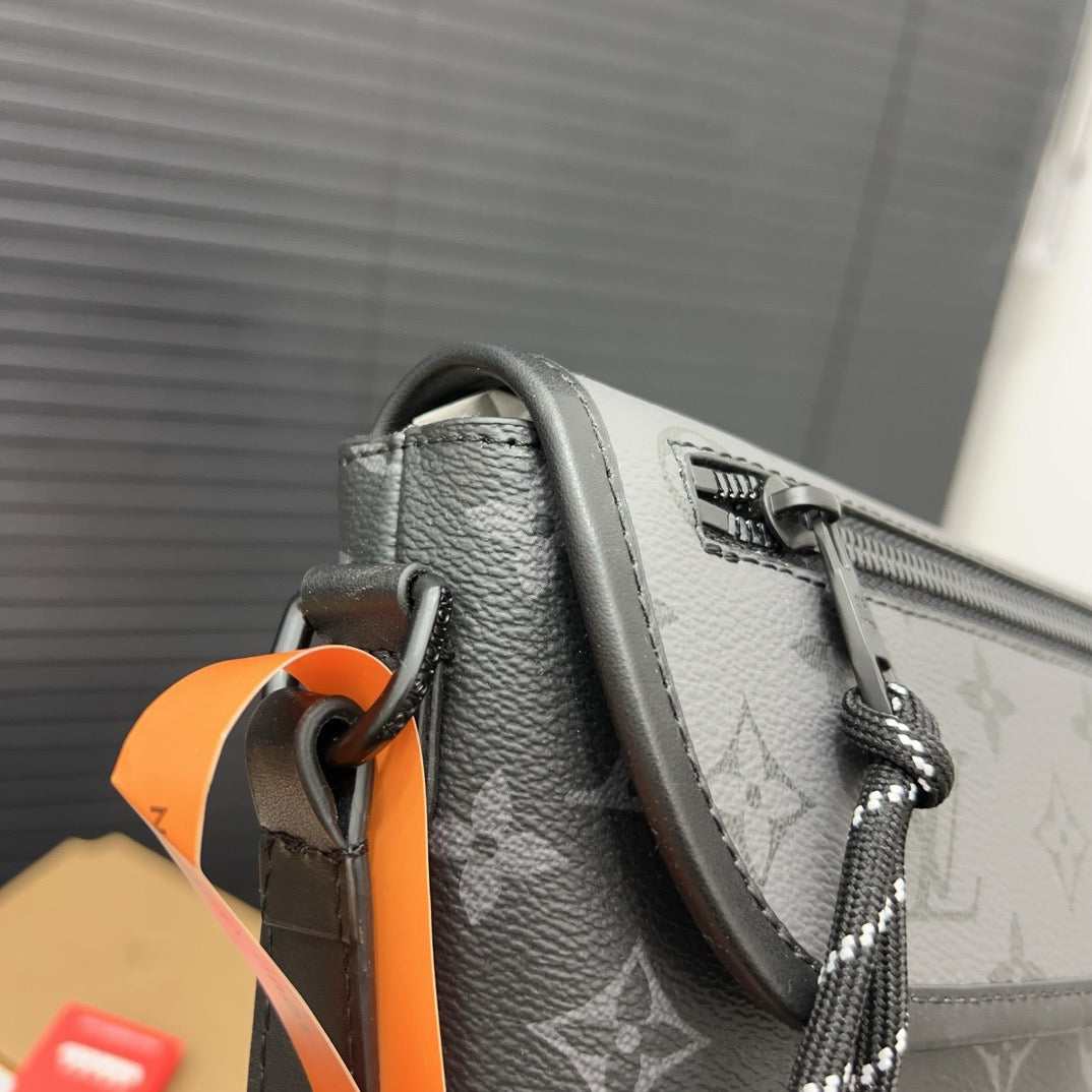 LOUIS VUITTON- Men’s Pulse bag