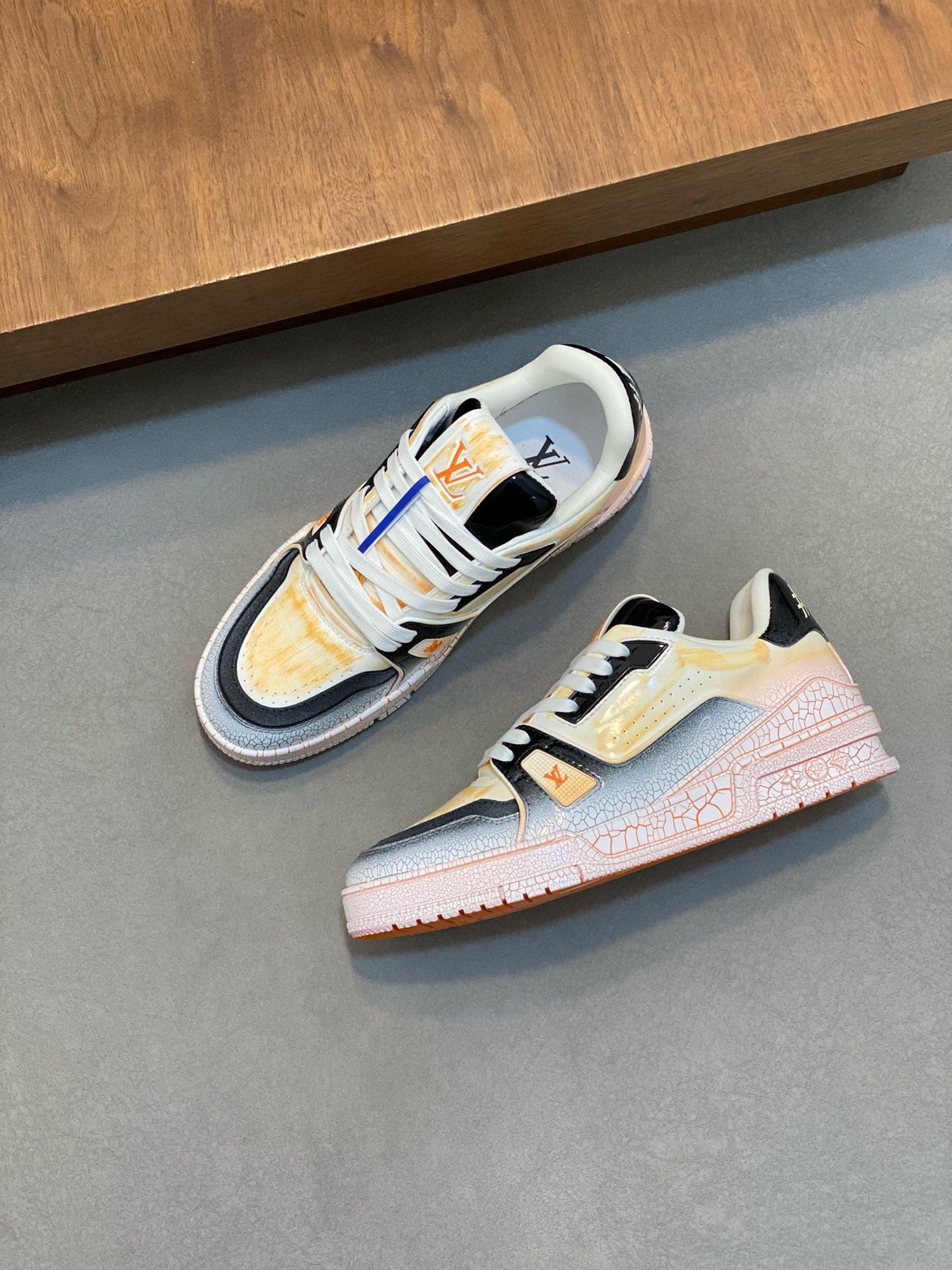 LOUIS VUITTON- Unisex sneakers