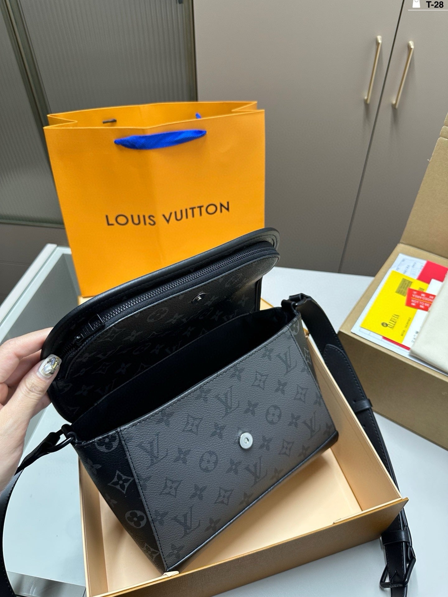 LOUIS VUITTON- Pulse messager
