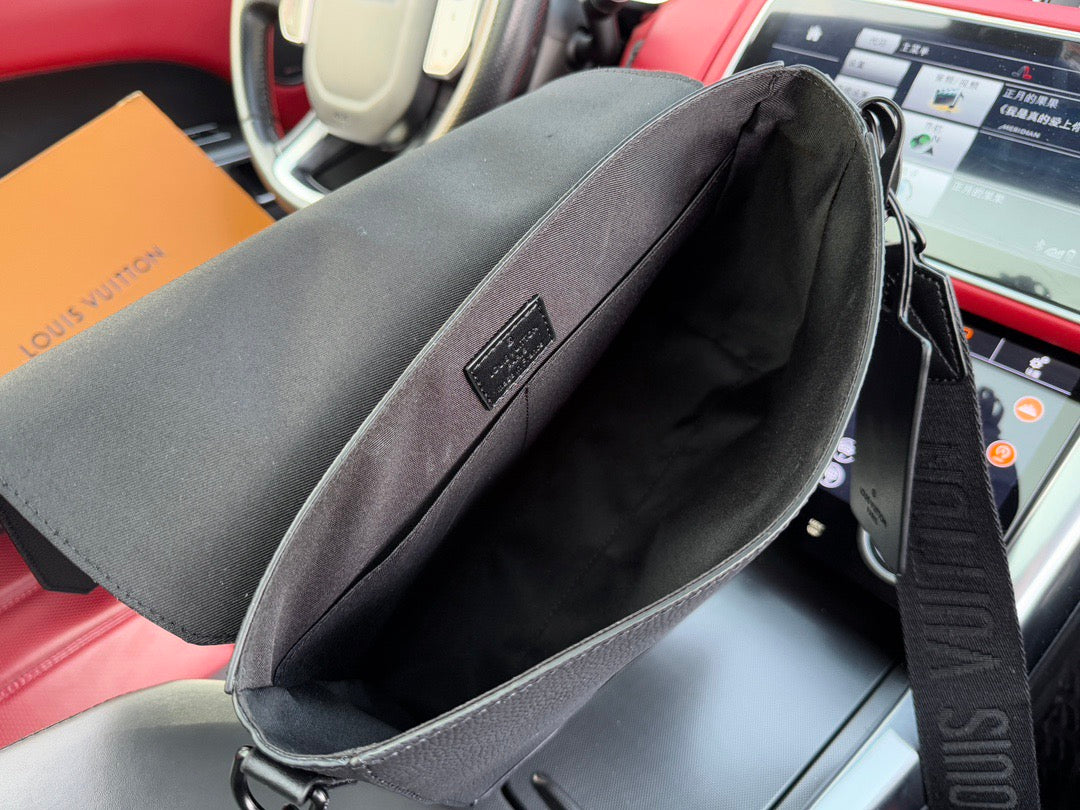 LOUIS VUITTON - Men’s Aerogram bag