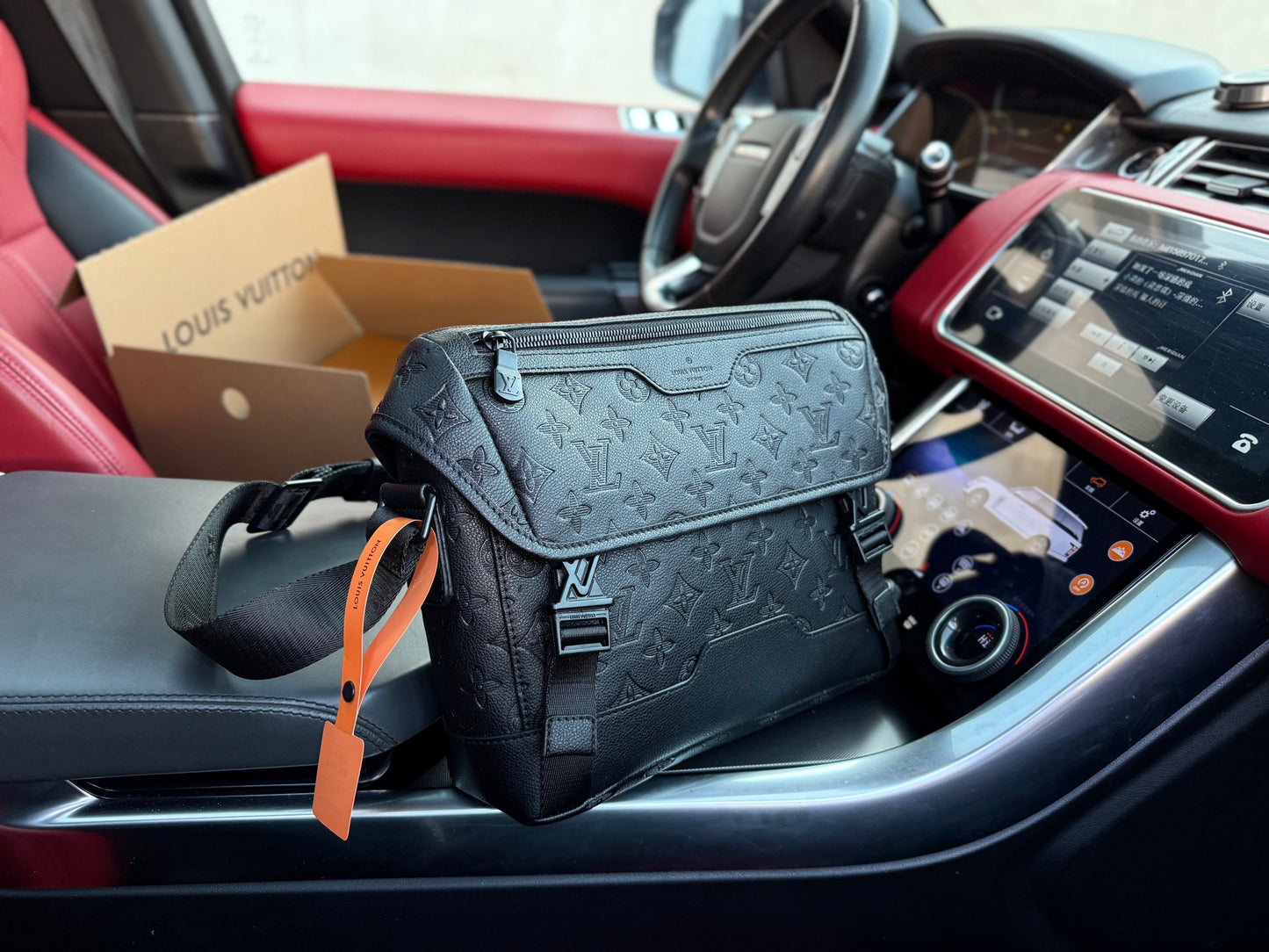 LOUIS VUITTON- Men’s Messenger voyager bag