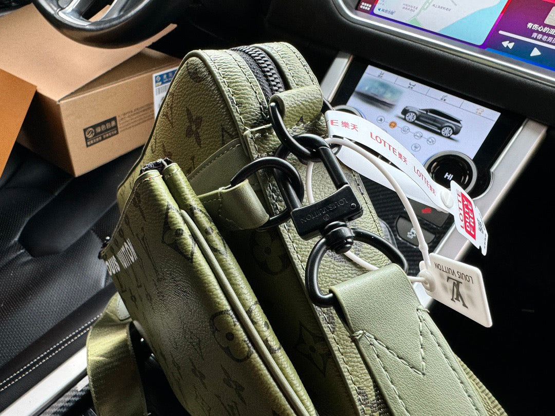 LOUIS VUITTON- Men’s Monogram Eclipse Reverse bag