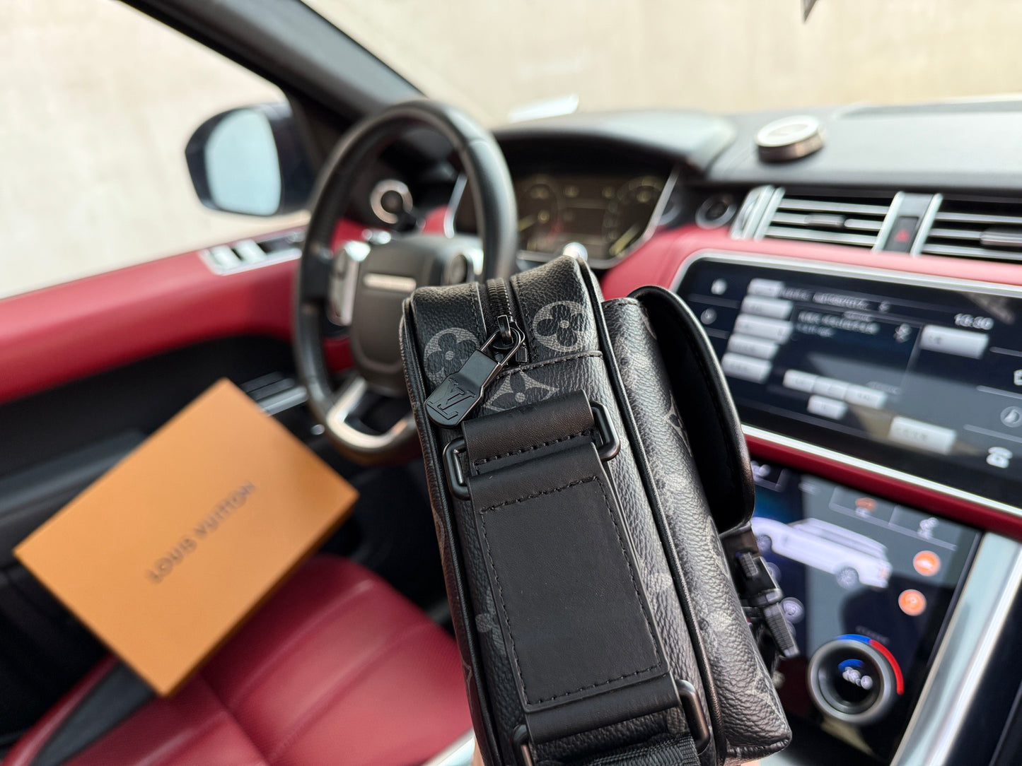 LOUIS VUITTON- Men’s Retro bag