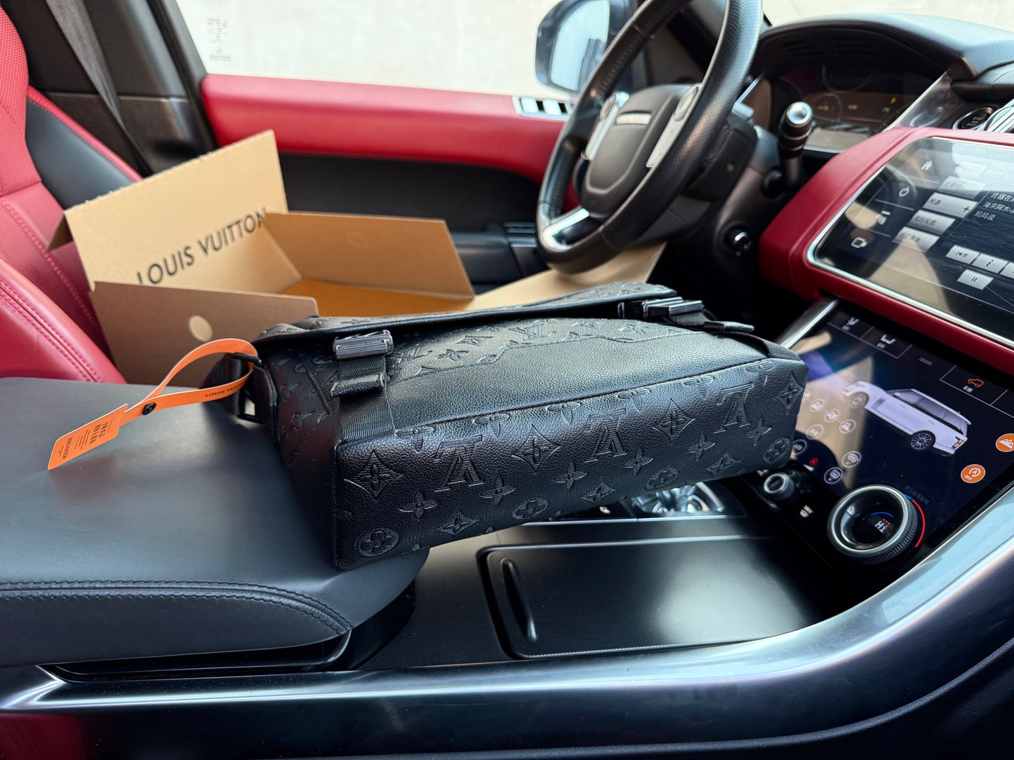 LOUIS VUITTON- Men’s Messenger voyager bag