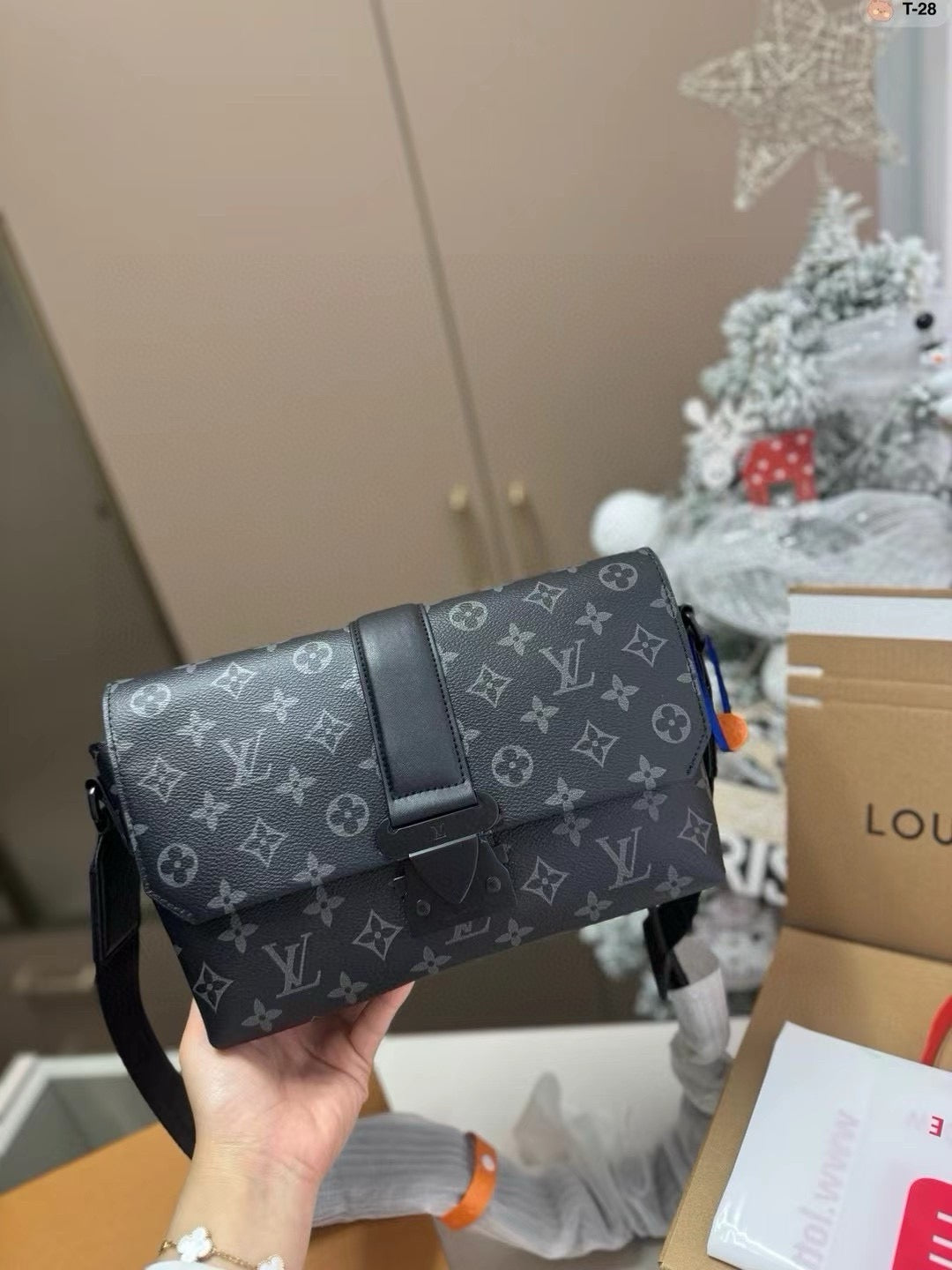 LOUIS VUITTON- Men’s Taurillon bag