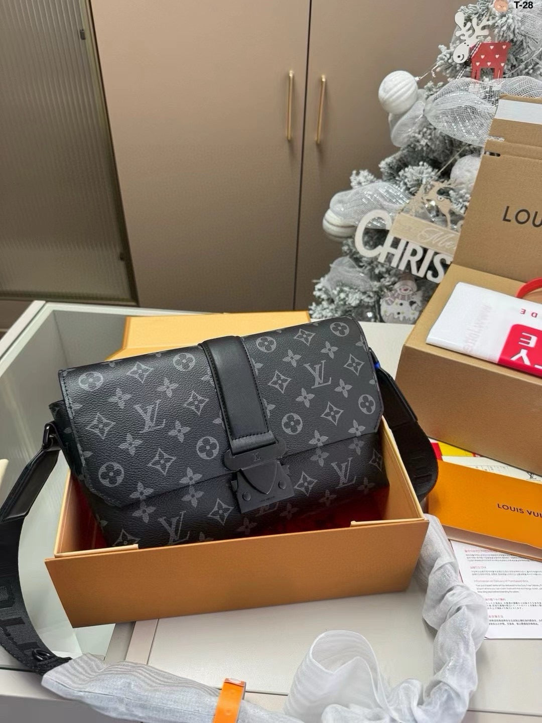 LOUIS VUITTON- Men’s Taurillon bag