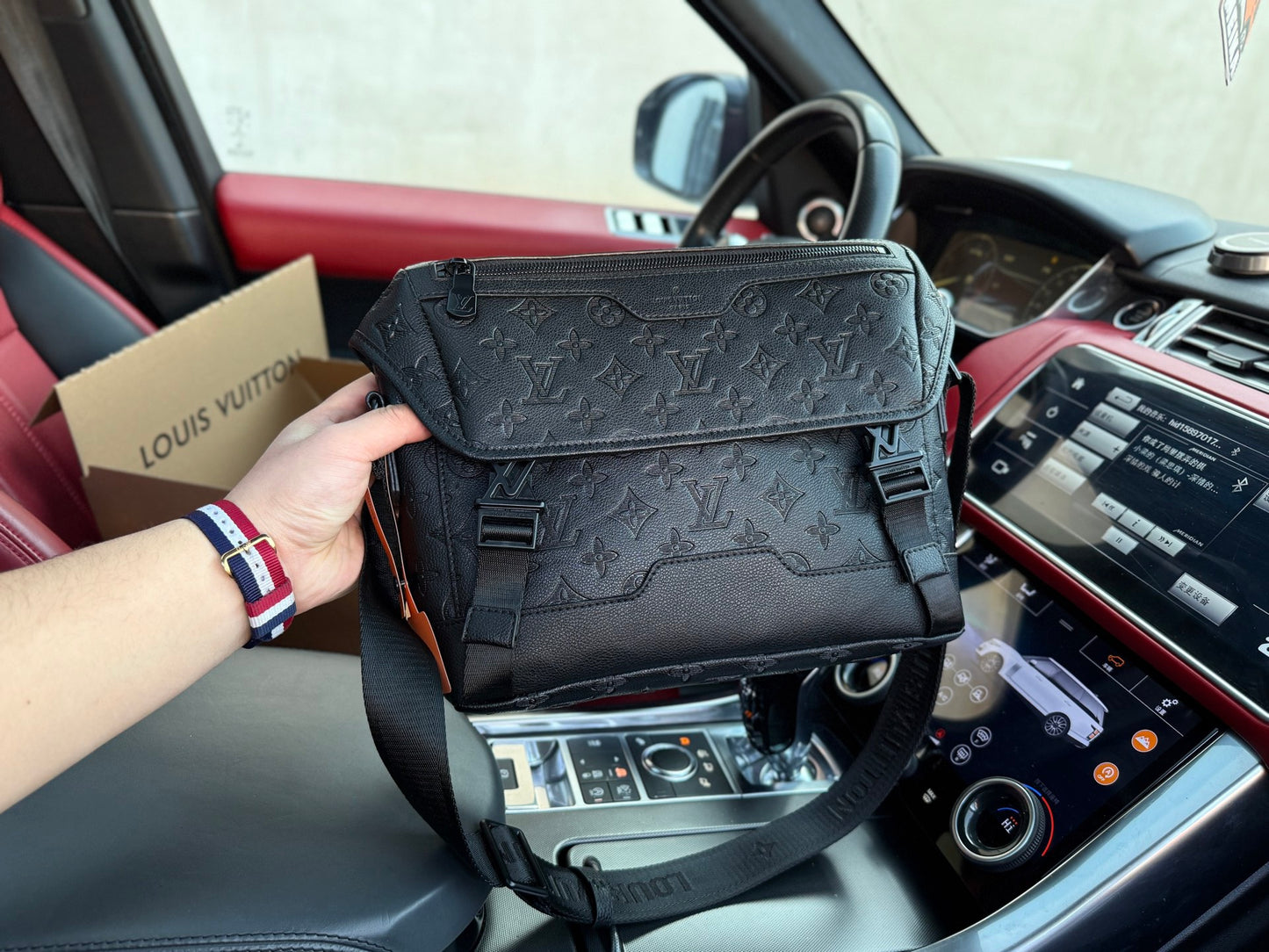 LOUIS VUITTON- Men’s Messenger voyager bag