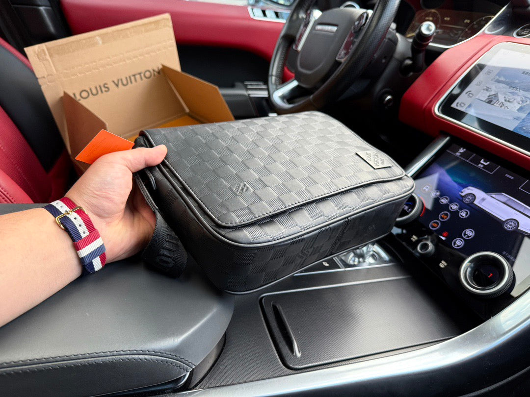 LOUIS VUITTON- Men’s Cross bag