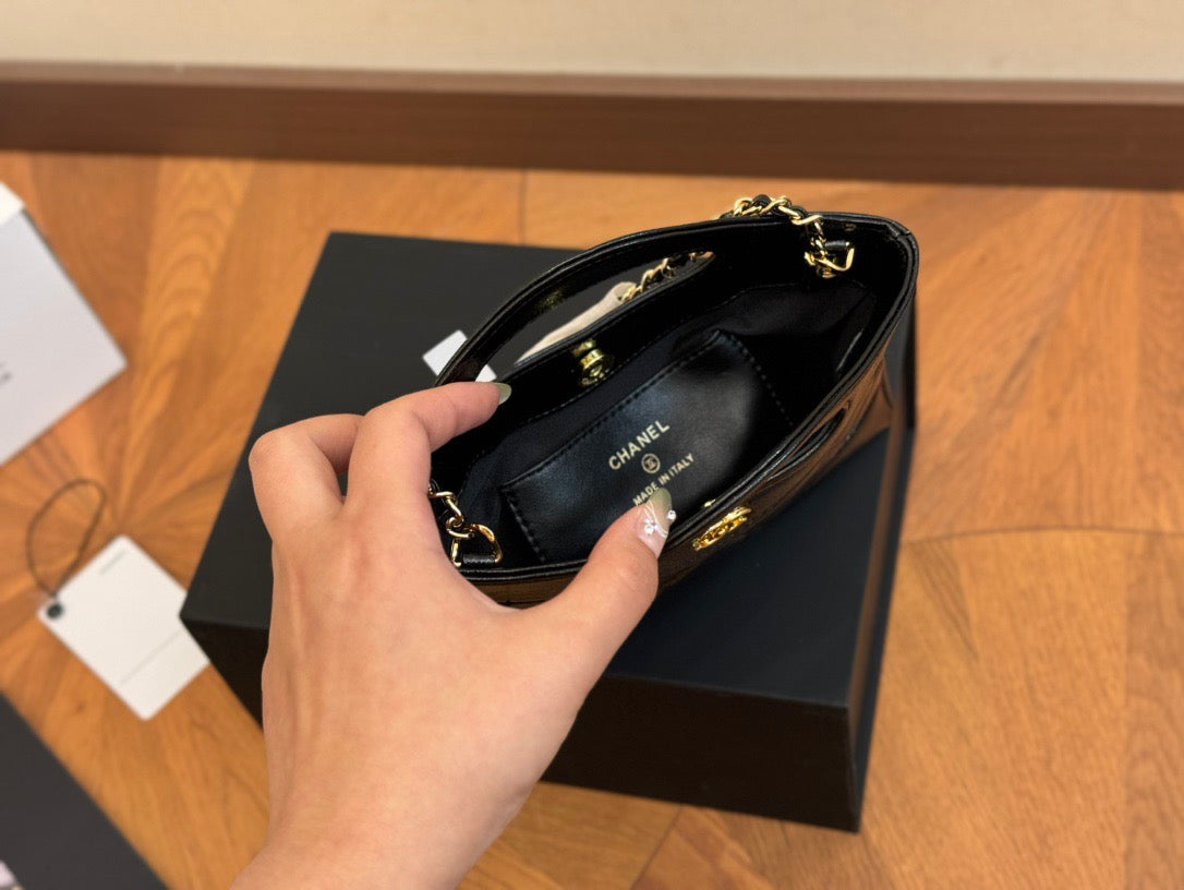 CHANEL - Amore bag