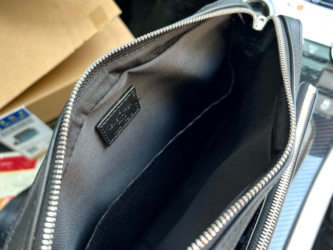 LOUIS VUITTON - Men’s Monogram Eclipse Reverse bag