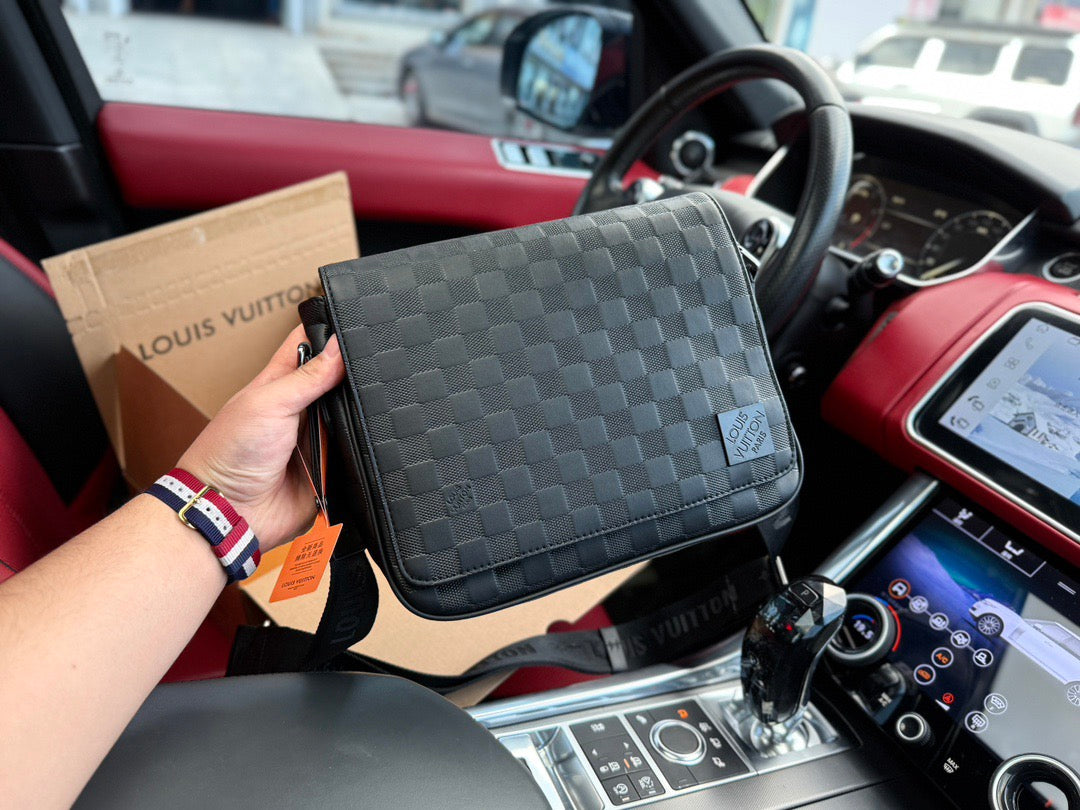LOUIS VUITTON- Men’s Cross bag