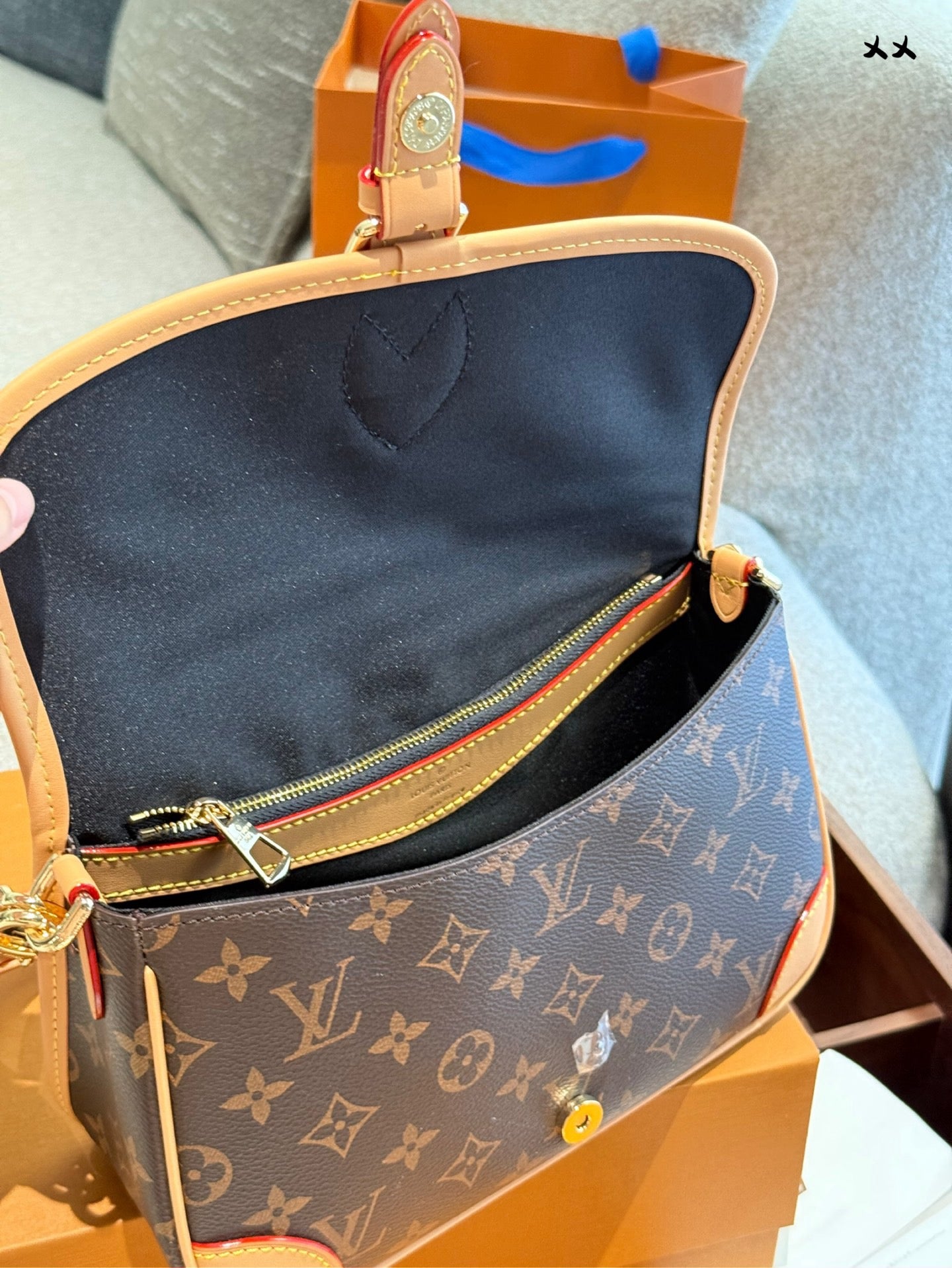 LOUIS VUITTON- Diane
