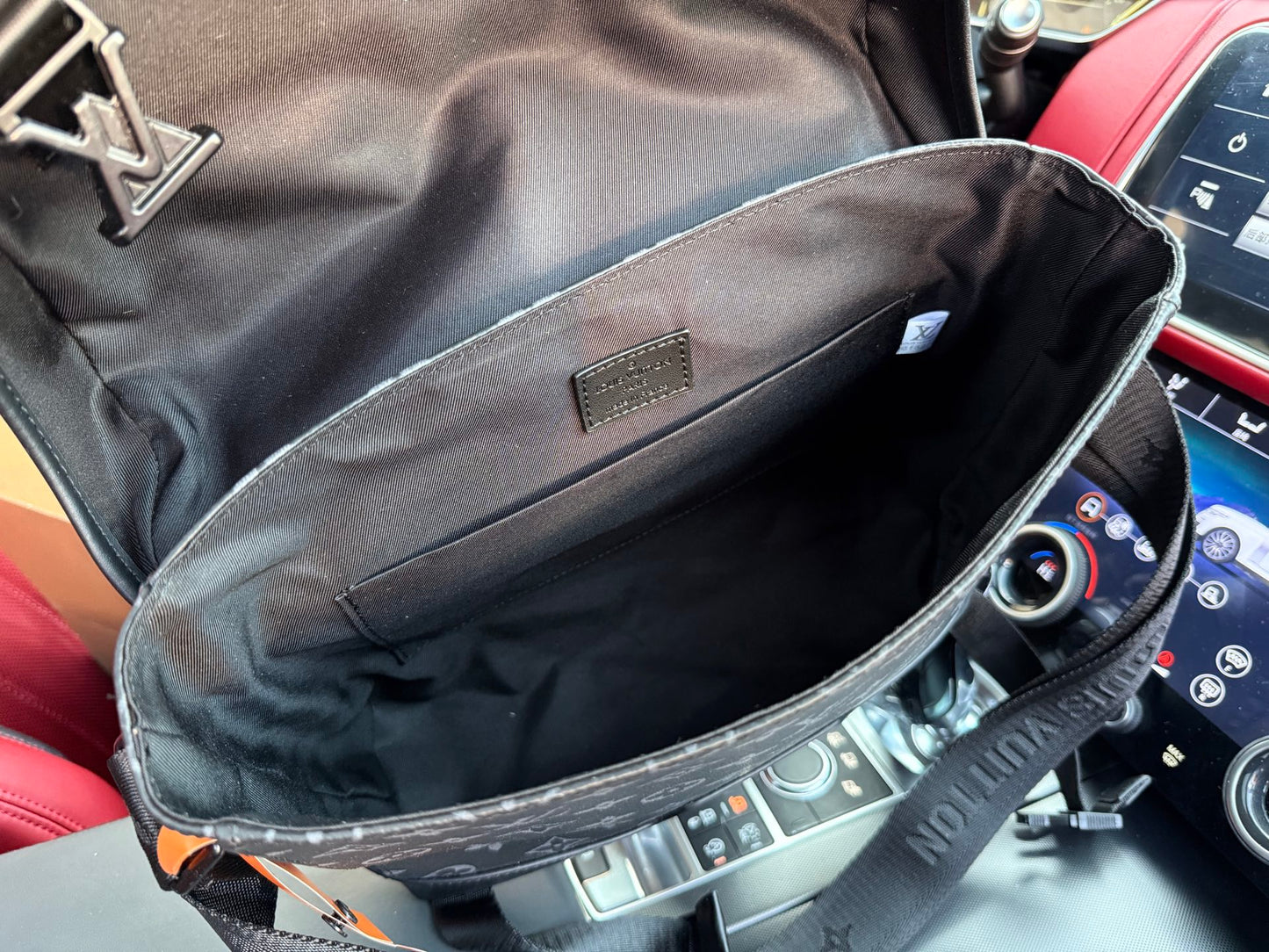 LOUIS VUITTON- Men’s Messenger voyager bag