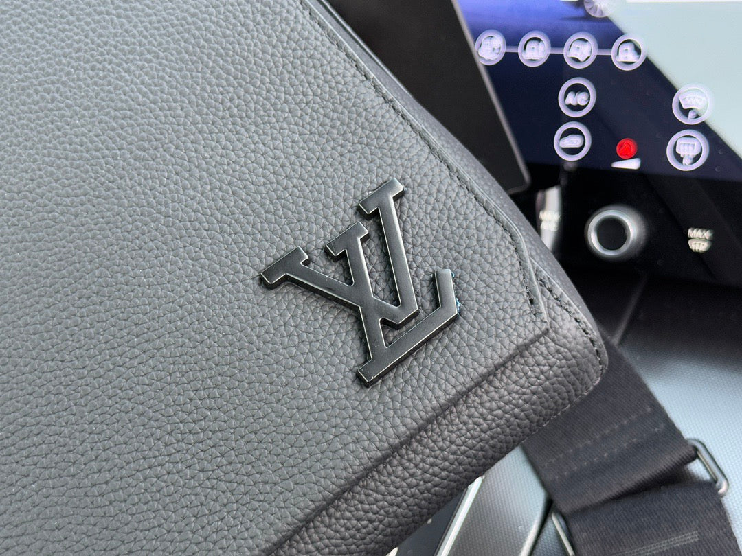 LOUIS VUITTON - Men’s Aerogram bag