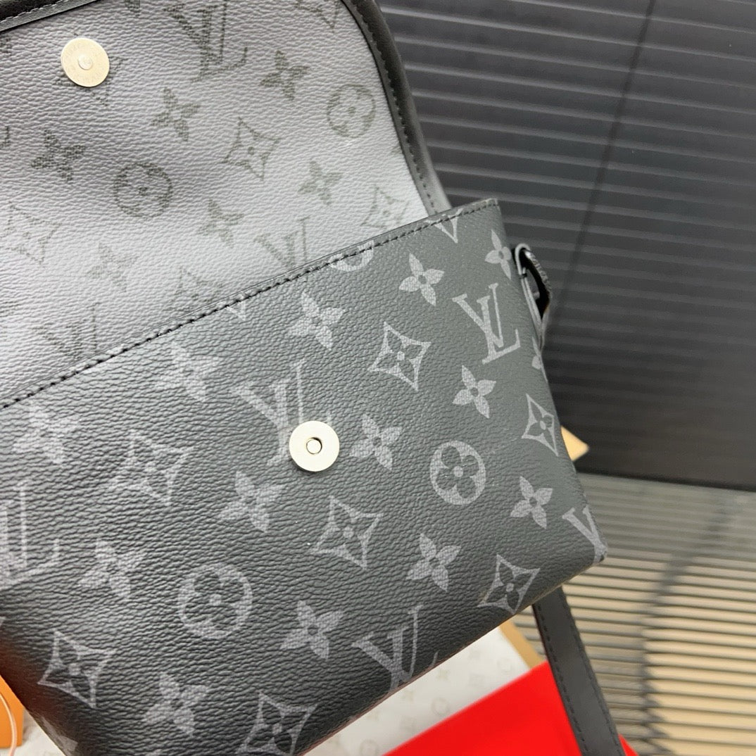 LOUIS VUITTON- Men’s Pulse bag
