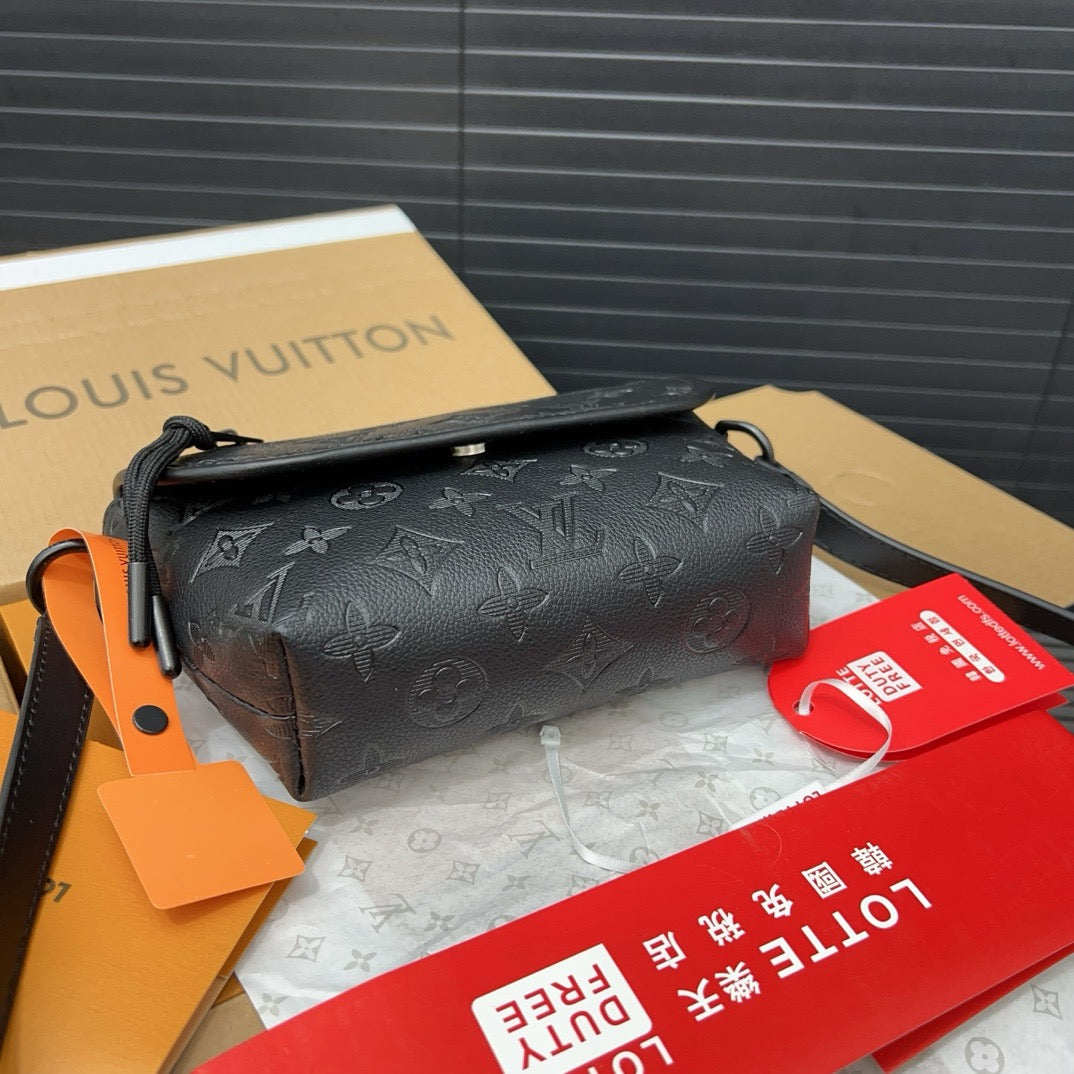 LOUIS VUITTON- Men’s Pulse bag