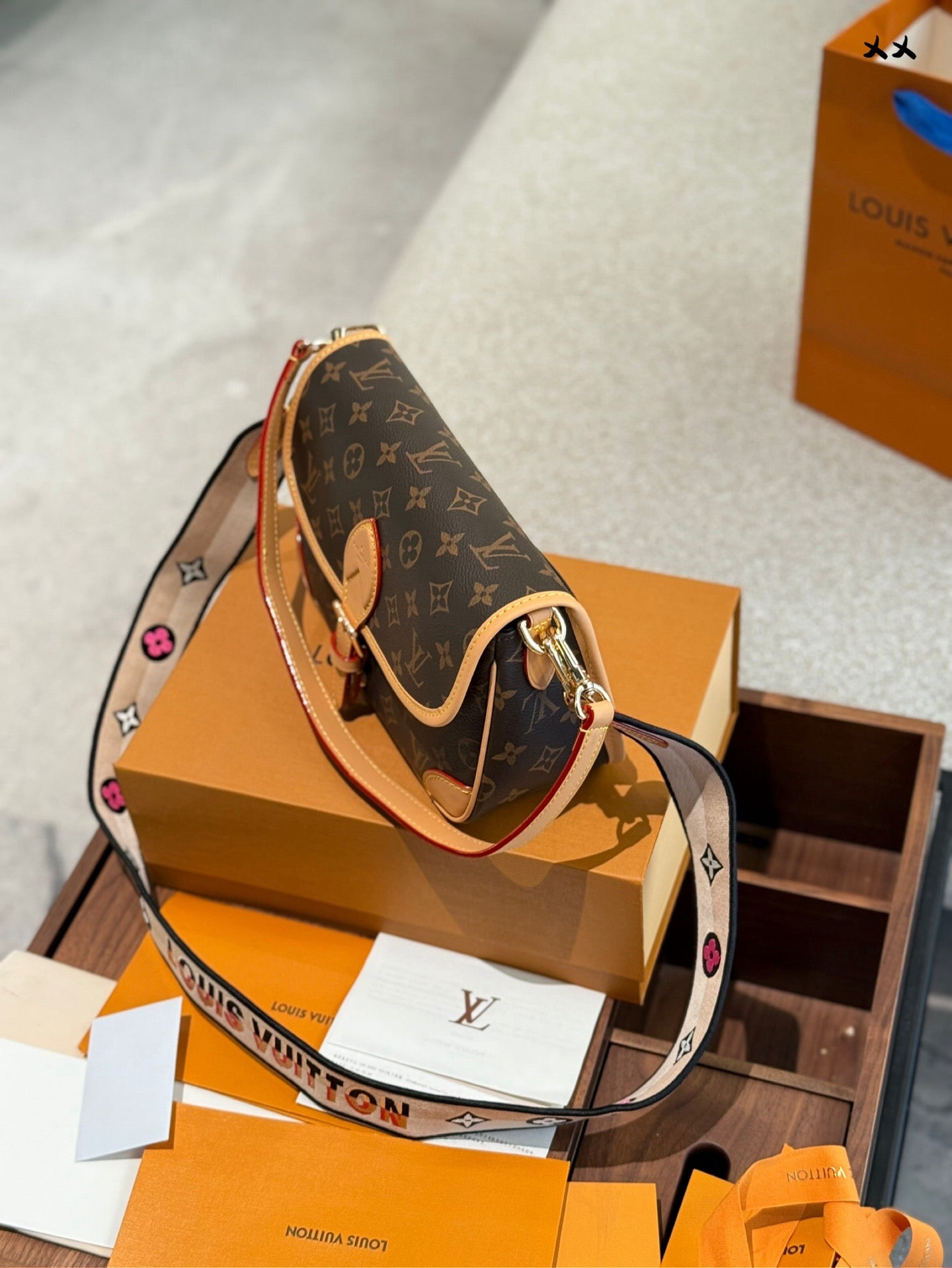 LOUIS VUITTON- Diane