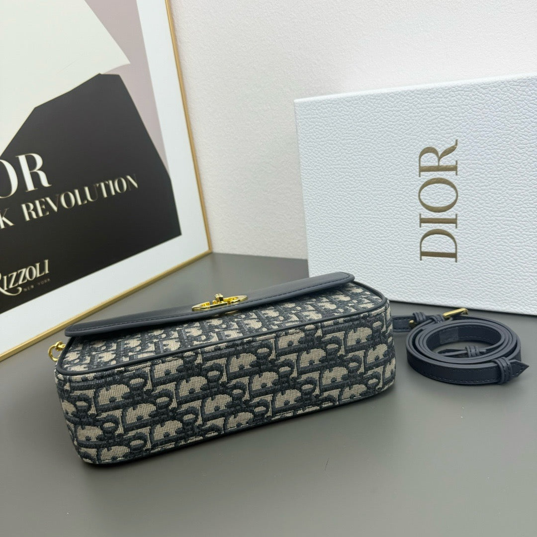 DIOR - 30 montaigne avenue east-west