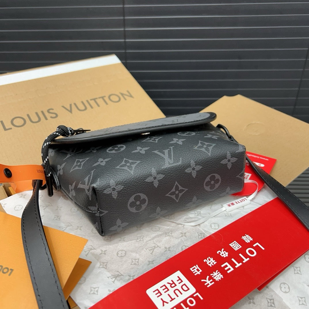 LOUIS VUITTON- Men’s Pulse bag