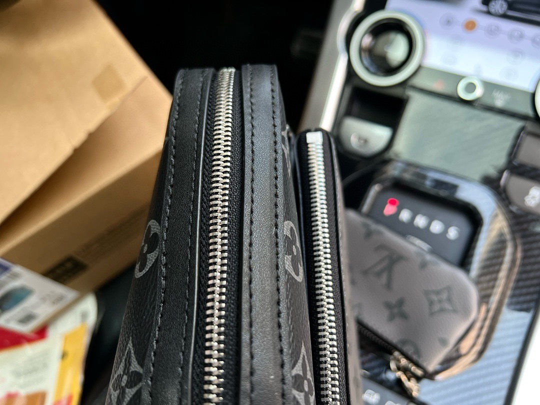 LOUIS VUITTON - Men’s Monogram Eclipse Reverse bag