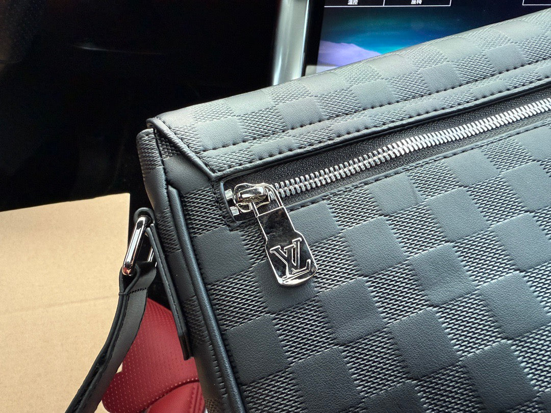 LOUIS VUITTON- Men’s Cross bag