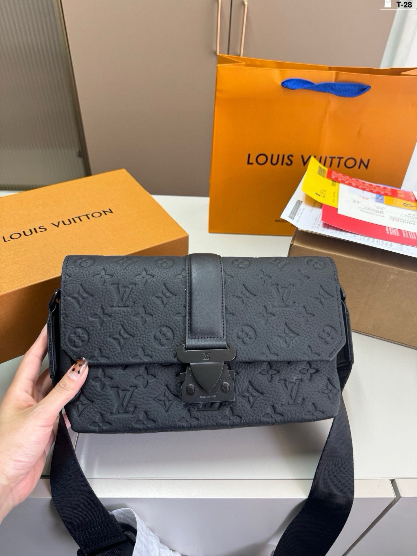 LOUIS VUITTON- Men’s Taurillon bag