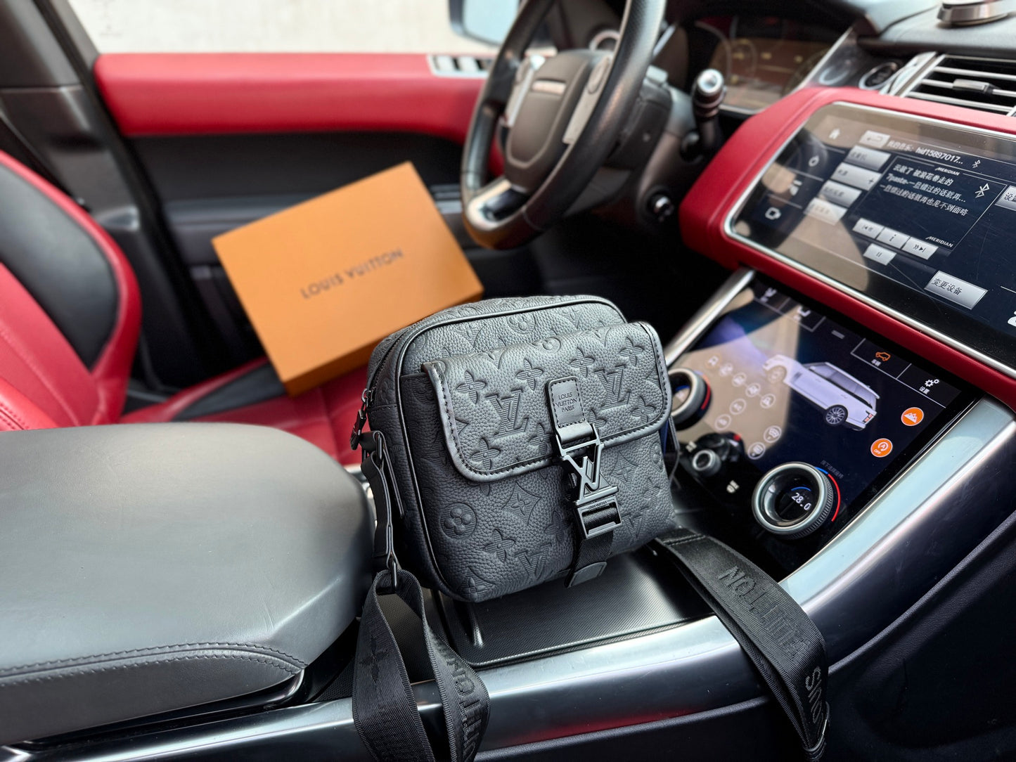 LOUIS VUITTON- Men’s Retro bag