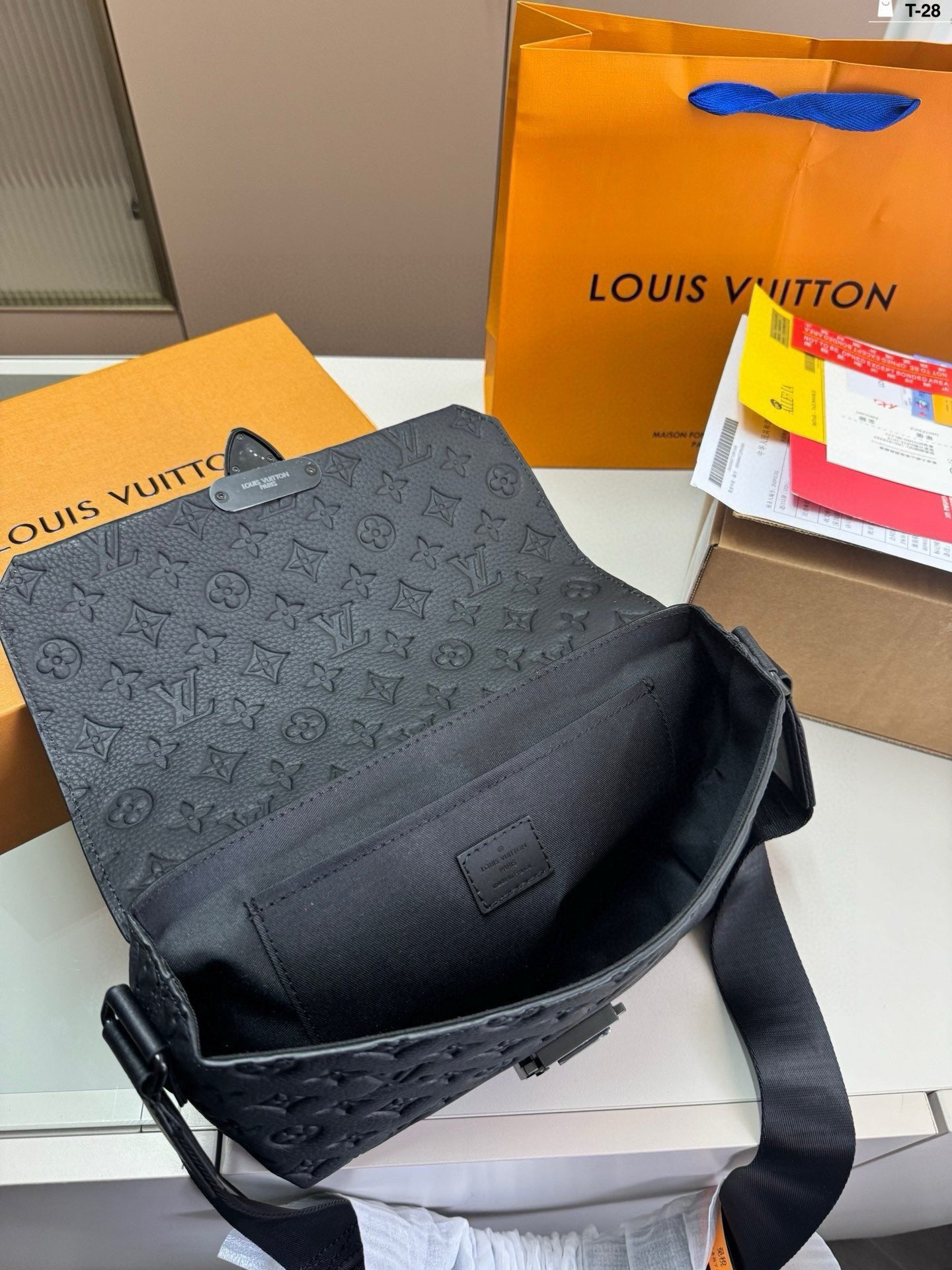LOUIS VUITTON- Men’s Taurillon bag