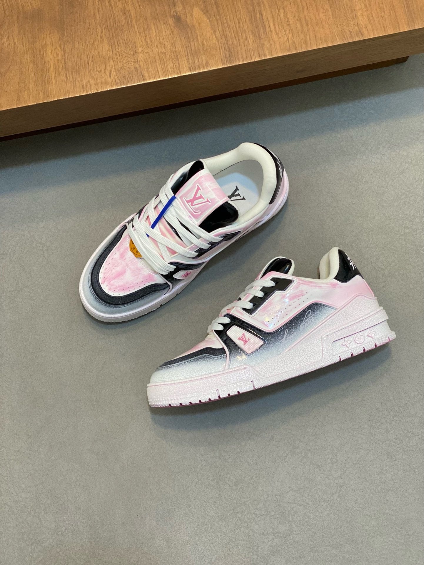 LOUIS VUITTON- Unisex sneakers