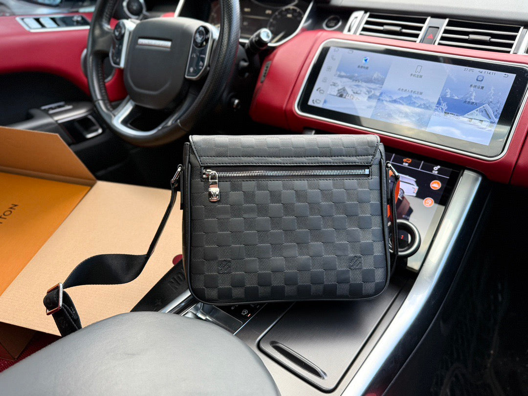 LOUIS VUITTON- Men’s Cross bag