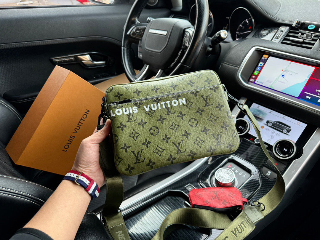 LOUIS VUITTON- Men’s Monogram Eclipse Reverse bag
