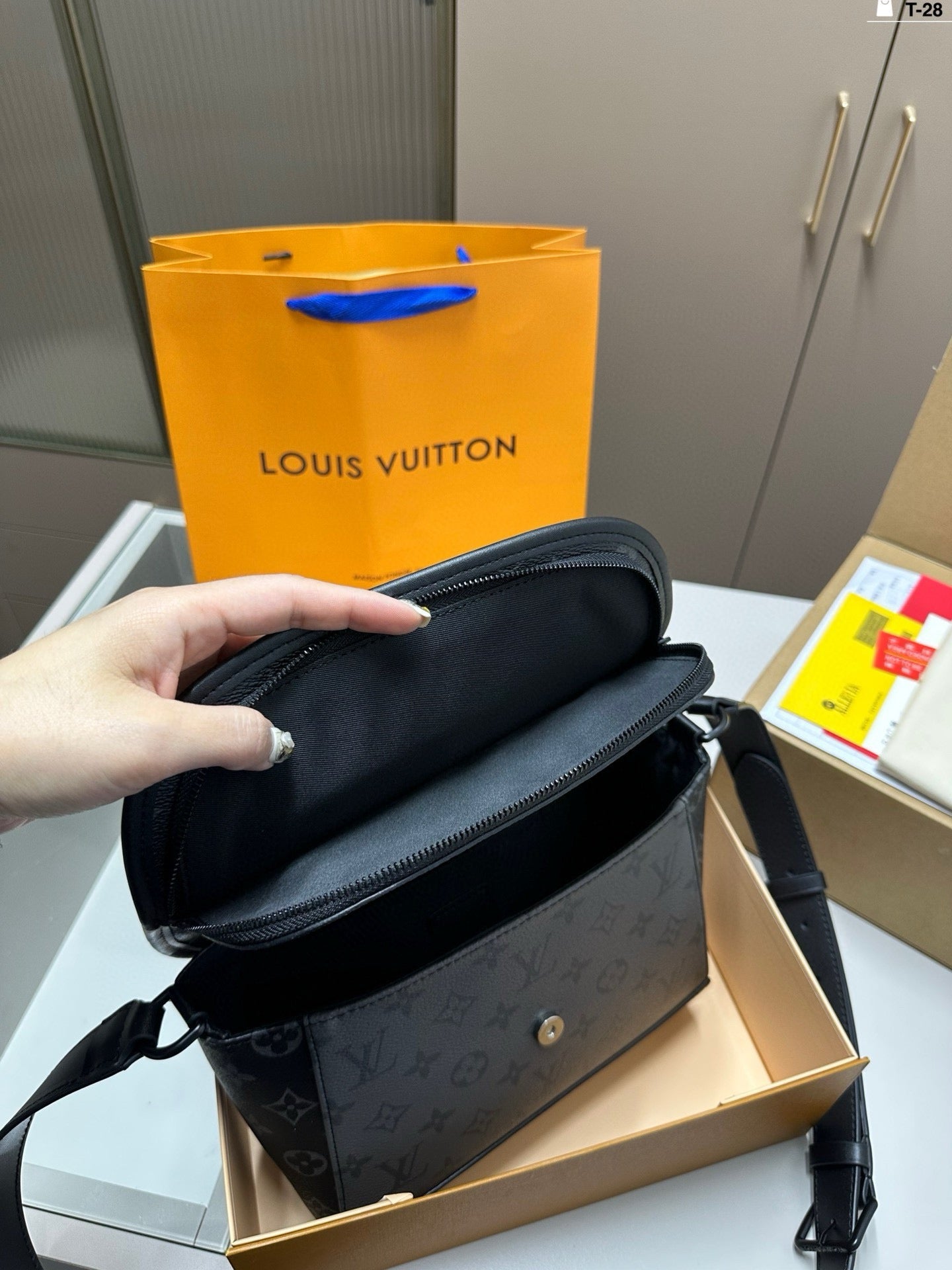 LOUIS VUITTON- Pulse messager