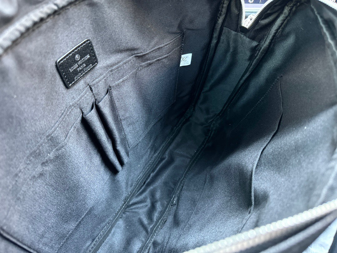LOUIS VUITTON- Men’s laptop bag