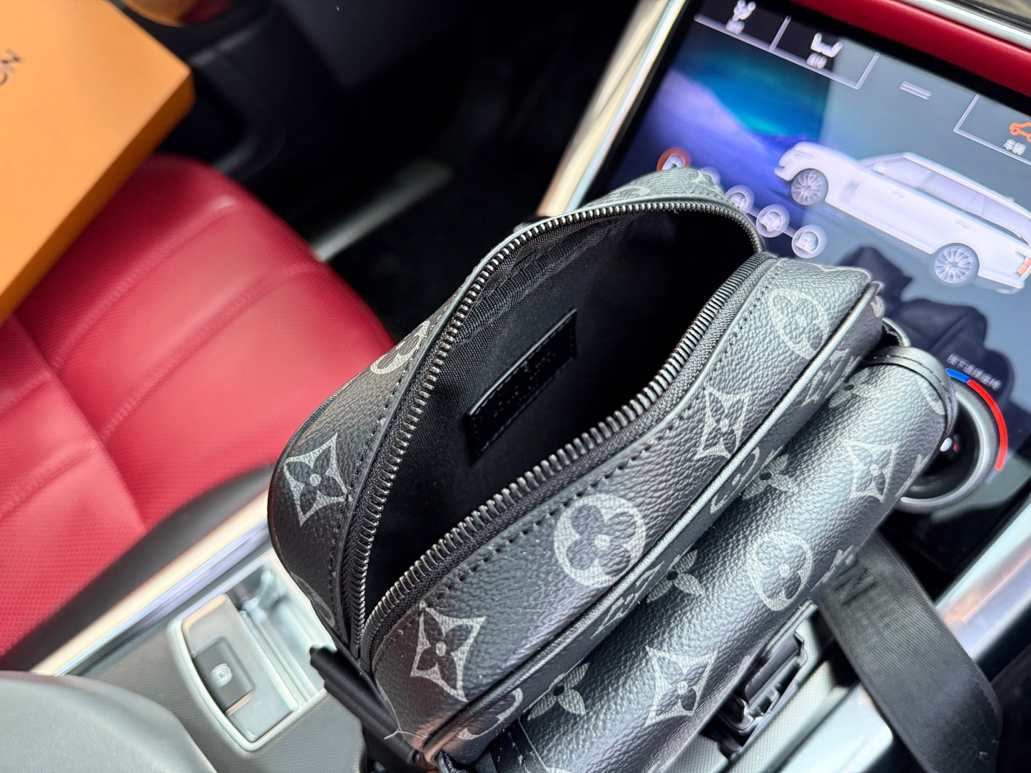 LOUIS VUITTON- Men’s Retro bag