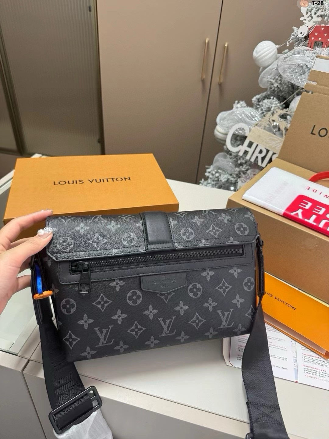 LOUIS VUITTON- Men’s Taurillon bag