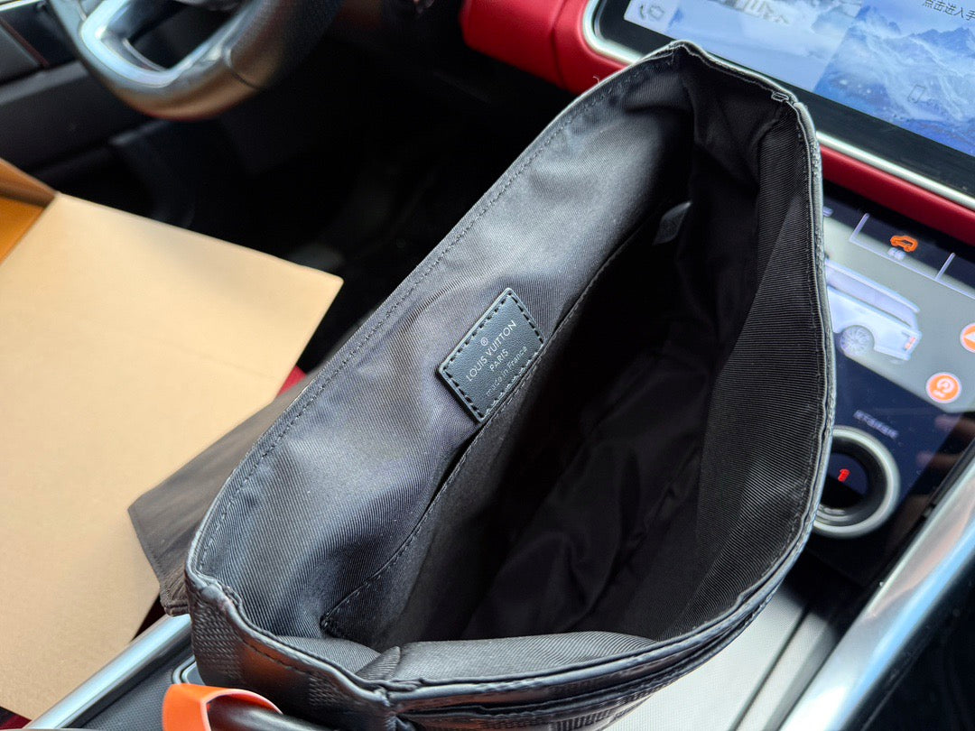 LOUIS VUITTON- Men’s Cross bag