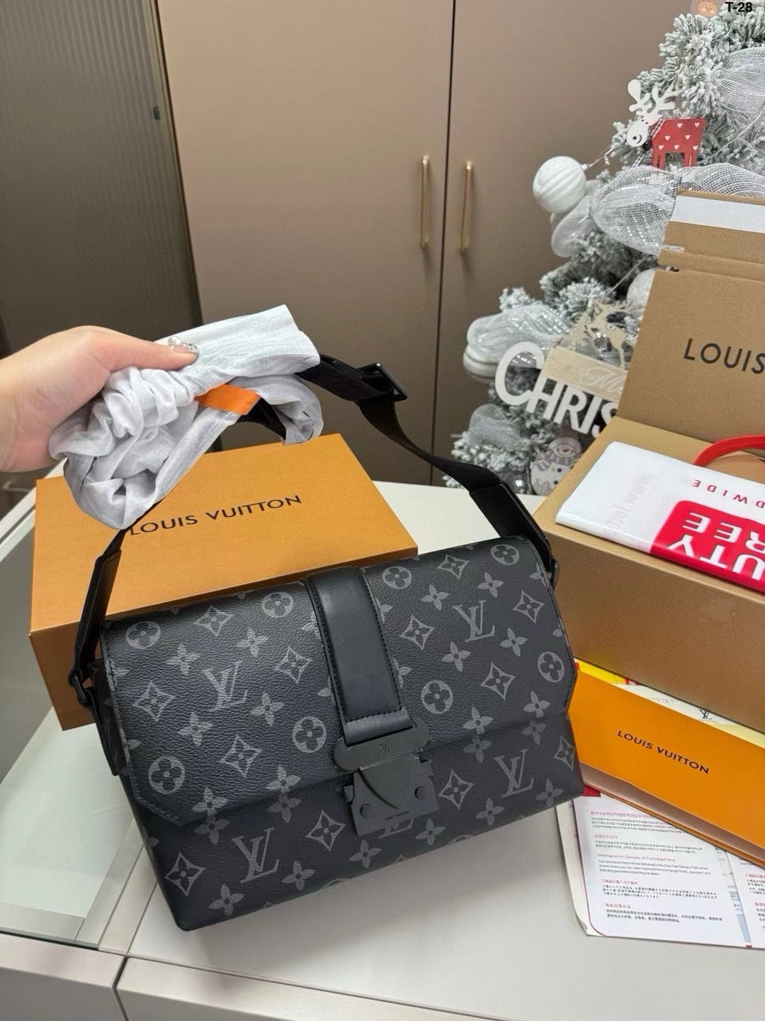 LOUIS VUITTON- Men’s Taurillon bag