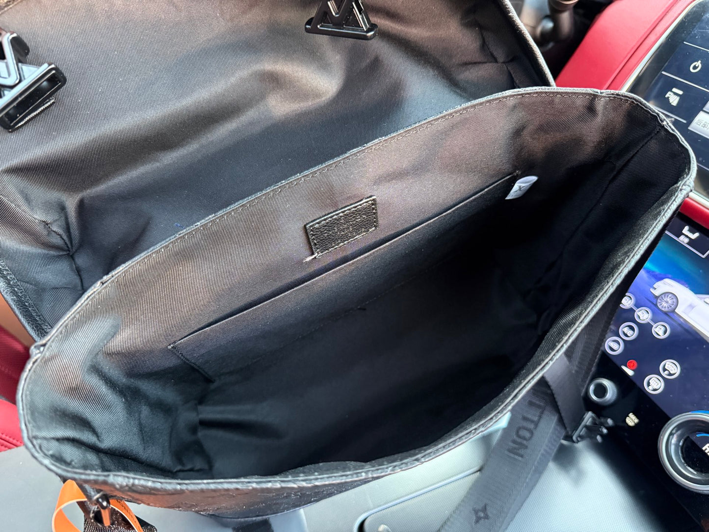 LOUIS VUITTON- Men’s Messenger voyager bag